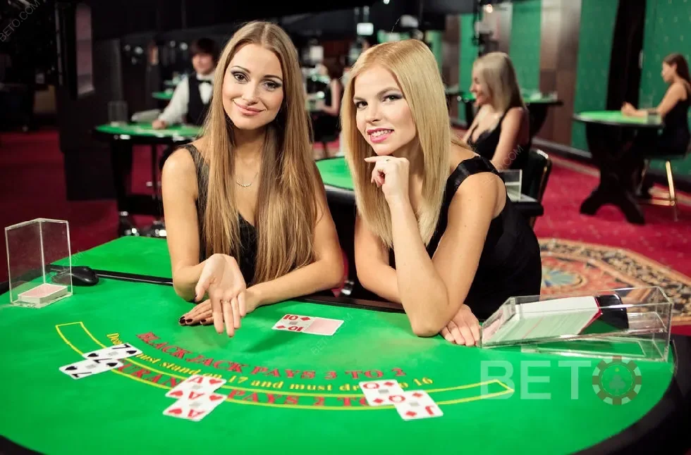 Dealer memandu meja kasino live dalam tampilan kamera